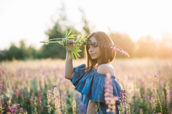 Bella Ragazza Con Fiore Lupino Tra Mani Campo Tramonto Concentrazione — Foto Stock