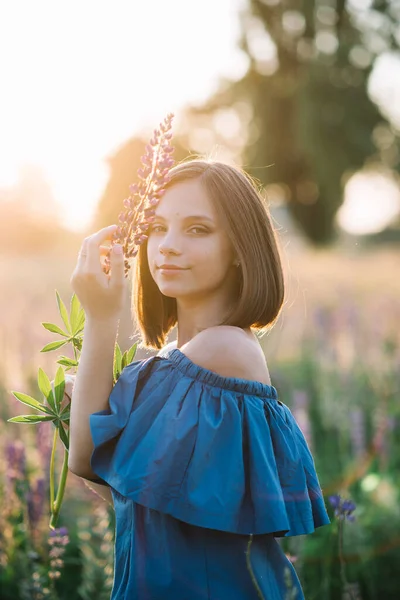 Schöne Mädchen Mit Einer Lupinenblume Ihren Händen Auf Einem Feld — Stockfoto
