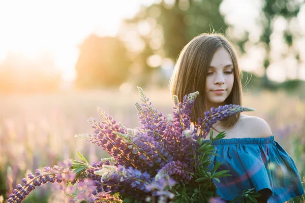 Giovane Bella Ragazza Tiene Grande Mazzo Lupini Viola Campo Fiorito — Foto Stock