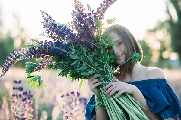 Menina Bonita Jovem Detém Grande Buquê Tremoços Roxos Campo Floração — Fotografia de Stock