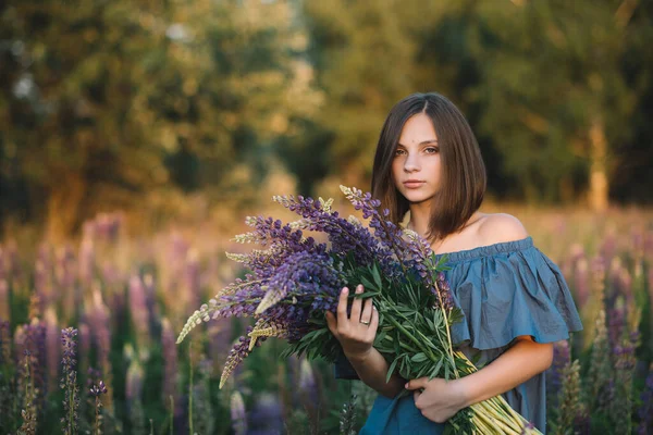 Молода Красива Дівчина Тримає Великий Букет Фіолетових Люпин Квітковому Полі — стокове фото