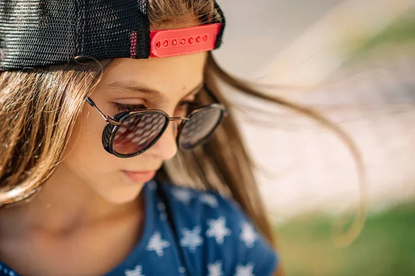 Retrato Cerca Una Chica Con Gorra Gafas Sol Enfoque Suave —  Fotos de Stock