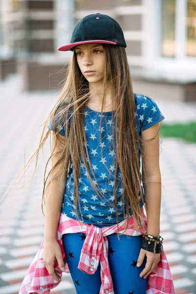 Piękna Stylowa Dziewczyna Długimi Zdrowymi Włosami Czapce Ulicy Miasta Zbliżenie — Zdjęcie stockowe