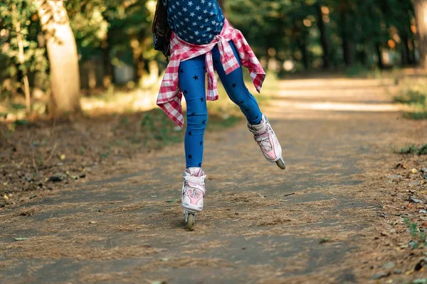 Tiener Meisje Rolschaatsen Voor Zomer Het Park Schaatsen Sport Conceptueel — Stockfoto