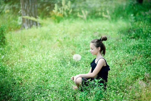 Una Niña Sienta Hierba Verde Con Gran Diente León Sus — Foto de Stock