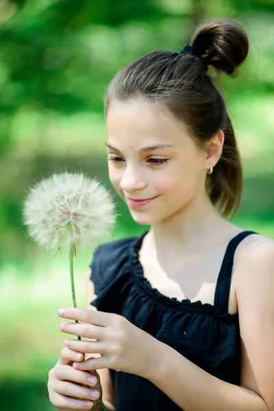 Retrato Verano Aire Libre Una Chica Romántica Con Gran Diente —  Fotos de Stock