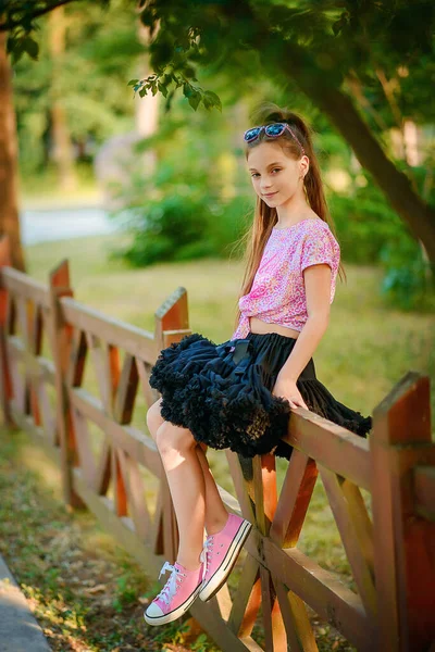 Krásná Holčička Černé Nádherné Sukni Sedí Dřevěném Plotě Mezi Zelenými — Stock fotografie