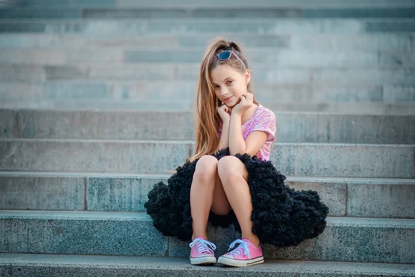Egy Gyönyörű Lány Bolyhos Fekete Szoknyában Tütüben Rózsaszín Cipőben Lépcsőn — Stock Fotó