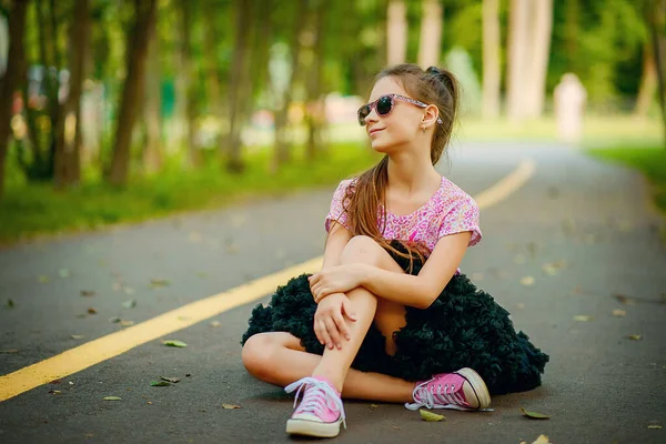 Piękna Dziewczyna Bujnej Czarnej Spódnicy Wiązce Okularów Przeciwsłonecznych Różowych Tenisówek — Zdjęcie stockowe