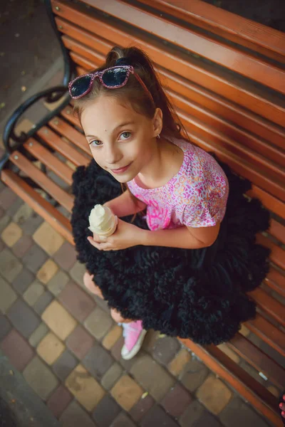 Kis Boldog Lány Nagy Gyönyörű Szemekkel Bolyhos Szoknyában Megnyalja Szarvát — Stock Fotó