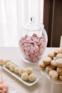 Pastalı makarna ve diğer tatlılar. Düğün çikolatası. Dikey