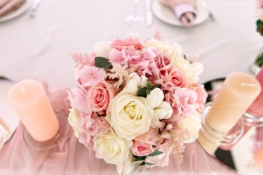 Düğün partisi için çiçekli masa dekorasyonu. Yatay