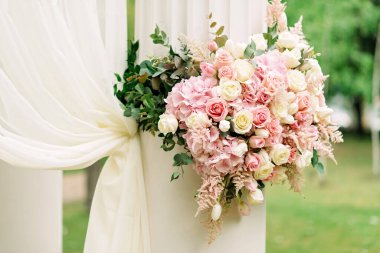 Düğün töreni için sütunlu süsleme. Şenlik Dekoru.