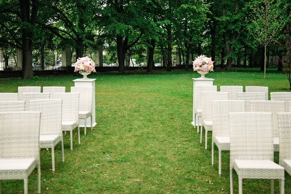 Coloque Decoración Para Ceremonia Boda Ramos Columnas Con Sillas Horizontal — Foto de Stock