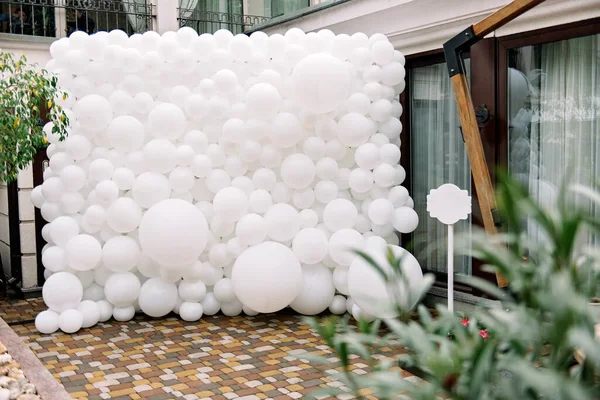 Una Parete Decorata Con Palline Bianche Trova All Esterno Servizio — Foto Stock