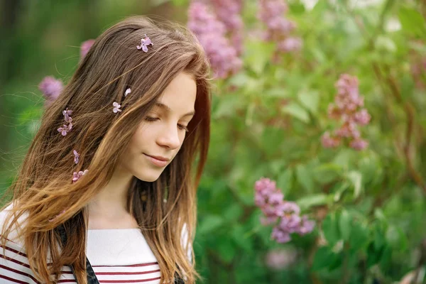 Gyönyörű Fiatal Lány Sétál Virágzó Orgonák Kertjében Egy Meleg Napos — Stock Fotó