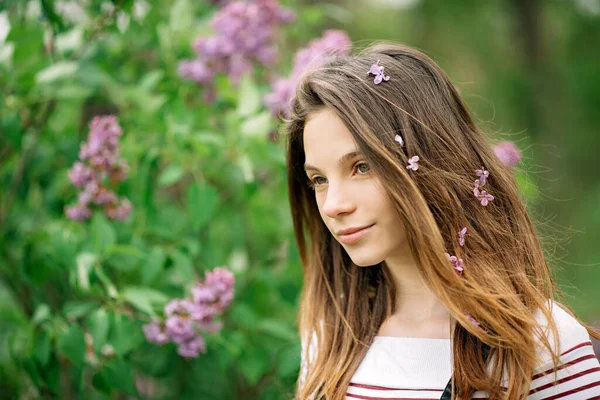 Piękna Młoda Dziewczyna Spacerująca Ogrodzie Kwitnącej Lilii Letni Dzień Kwiaty — Zdjęcie stockowe