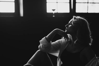 Gösterişsiz sarışın güzel bir kızın portresi. Siyah beyaz resim. Yumuşak seçici odak.