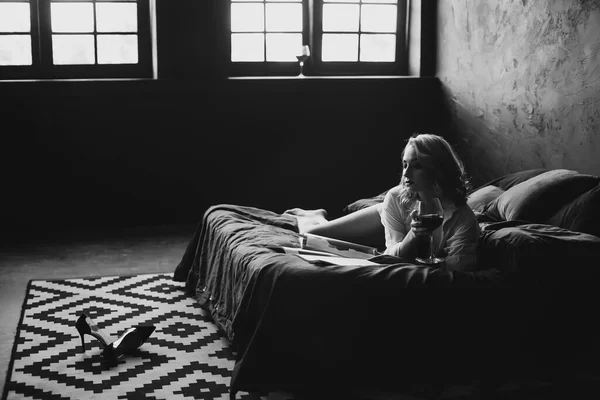 Magányos Gyönyörű Hálószobában Nagy Ablakokkal Ágyon Egy Pohár Borral Fekete — Stock Fotó