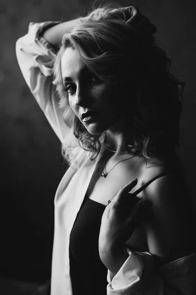 低キーで美しい若いブロンドの女の子の肖像画 黒と白のアート写真 柔らかい選択的フォーカス — ストック写真