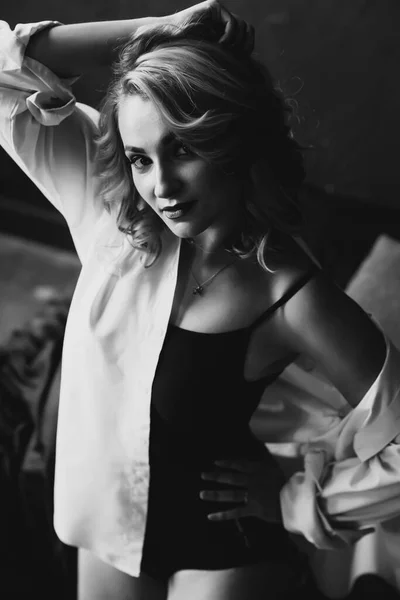 低キーで美しい若いブロンドの女の子の肖像画 黒と白のアート写真 柔らかい選択的フォーカス — ストック写真