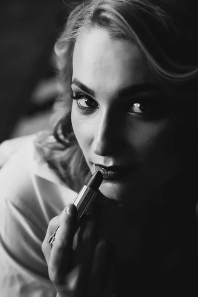 低キーで彼女の手に口紅と美しい女性の肖像画 黒と白のアート写真 柔らかい選択的フォーカス — ストック写真