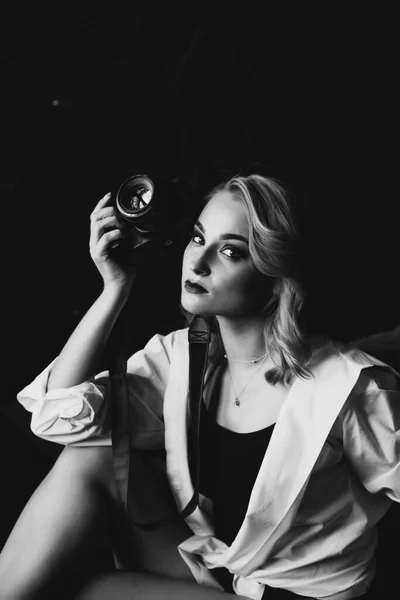 低キーで彼女の手の中にカメラと美しい女性写真家の肖像画 黒と白のアート写真 柔らかい選択的フォーカス — ストック写真