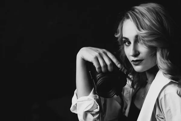 Портрет Красивої Жінки Фотографа Фотоапаратом Руках Низькому Ключі Чорно Біле — стокове фото
