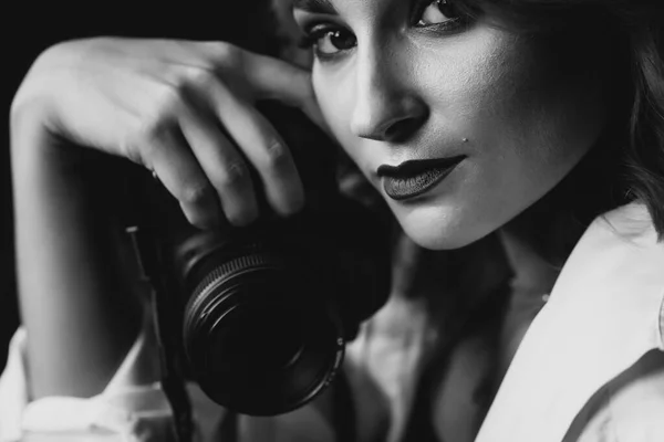 Портрет Красивої Жінки Фотографа Фотоапаратом Руках Низькому Ключі Чорно Біле — стокове фото
