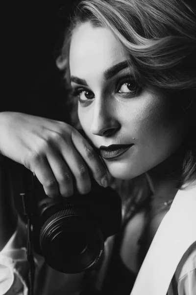 低キーで彼女の手の中にカメラと美しい女性写真家の肖像画 黒と白のアート写真 柔らかい選択的フォーカス — ストック写真