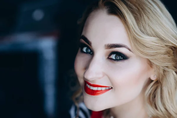 Retrato Cerca Una Hermosa Rubia Con Brillantes Labios Rojos Maquillaje — Foto de Stock