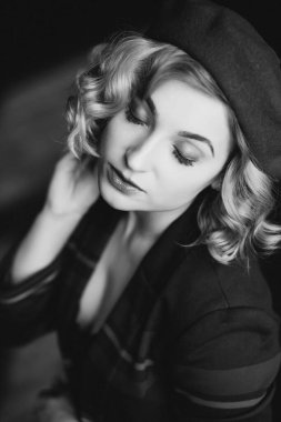 Eski moda siyah beyaz fotoğraflı, kapalı gözlü güzel sarışın kız. Yakın plan portre. Yumuşak odak.