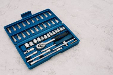 Araba bakım ve onarım konsepti. Gri endüstriyel arka planda paslanmaz krom çelikten yapılmış bir alet. Tornavida, anahtar, anahtar. Uzayı kopyala Düz yatıyordu.