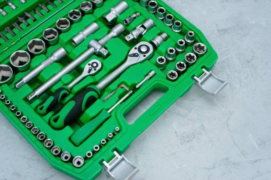 Araba bakım ve onarım konsepti. Gri endüstriyel arka planda paslanmaz krom çelikten yapılmış bir alet. tornavida, anahtar, anahtar.