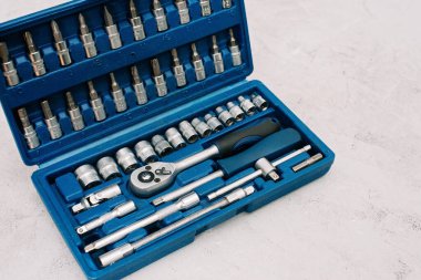 Araba bakım ve onarım konsepti. Gri endüstriyel arka planda paslanmaz krom çelikten yapılmış bir alet. tornavida, anahtar, anahtar.