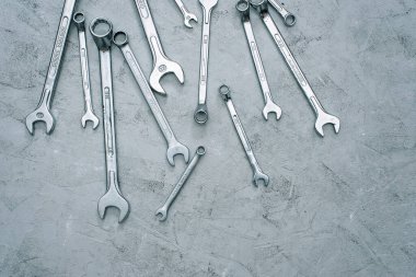 Spanners. Onarım aleti anahtarı ayarlandı. Gri beton arka planda farklı boylarda ve çaplarda anahtarlar. Uzayı kopyala Düz yatıyordu.