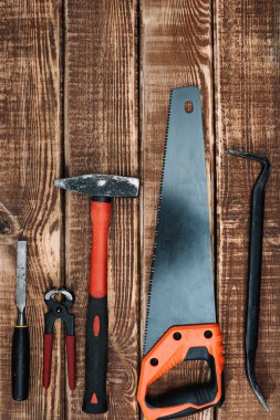Ahşap arka plan ve kopyalama alanındaki ahşap işçiliği aletleri koleksiyonu: marangozluk, işçilik ve el yapımı konsept, düz yatak. Testere, çekiç, keski, çivi, cetvel.
