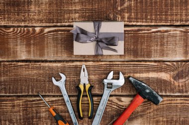 Mutlu babalar günü geçmişi, kırsal bir ağaçta kart, tamir aletleri ve diğer şeyler, düz yatış. Çekiç, pense, anahtar, tornavida..