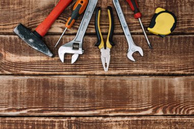 Mutlu babalar günü geçmişi, kırsal bir ağaçta kart, tamir aletleri ve diğer şeyler, düz yatış. Çekiç, pense, anahtar, tornavida..