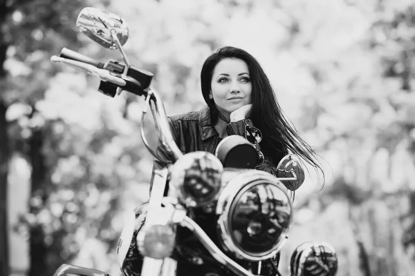 Сексуальна Дівчина Велосипеді Шкіряній Куртці Сидить Мотоциклі Який Фокус Чорно — стокове фото