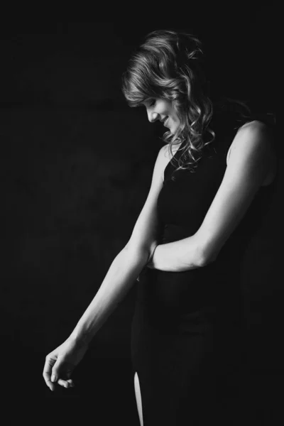 Gyönyörű Elegáns Karcsú Fekete Ruhában Egy Tetőtéri Stúdióban Szerényen Lenéz — Stock Fotó