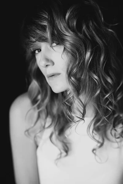 巻き毛と茶色の斜めの目を持つ36歳の女性の肖像画 ソフト選択的フォーカス 白黒アートの写真 — ストック写真