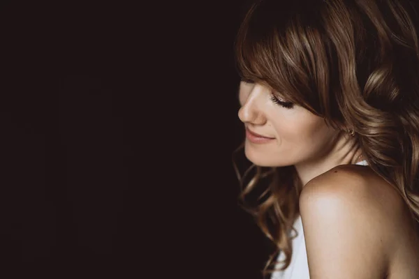 Portrait Une Femme Ans Aux Cheveux Bouclés Aux Yeux Marron — Photo