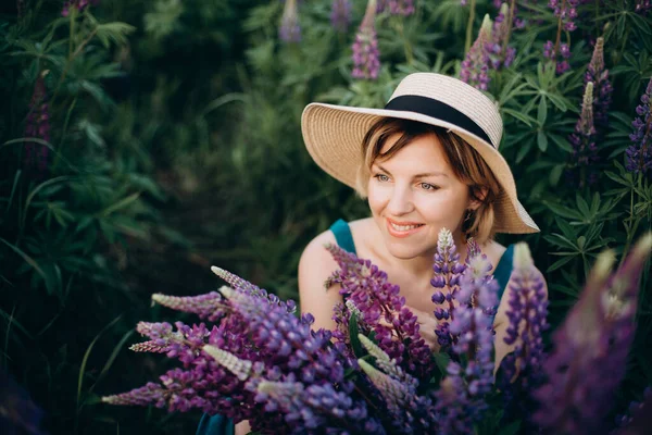 Uma Linda Garota Romântica Sorri Alegremente Vestido Azul Chapéu Senta — Fotografia de Stock