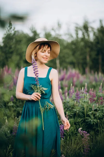 Schöne Romantische Mädchen Blondine Mit Hut Und Kleid Einem Feld — Stockfoto
