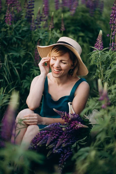 Ein Schönes Romantisches Mädchen Lächelt Fröhlich Blauem Kleid Und Hut — Stockfoto