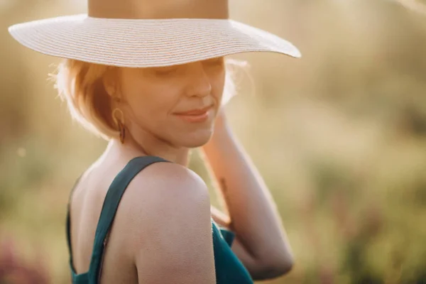 Nahaufnahme Porträt Eines Schönen Blonden Mädchens Mit Hut Morgengrauen Weiche — Stockfoto