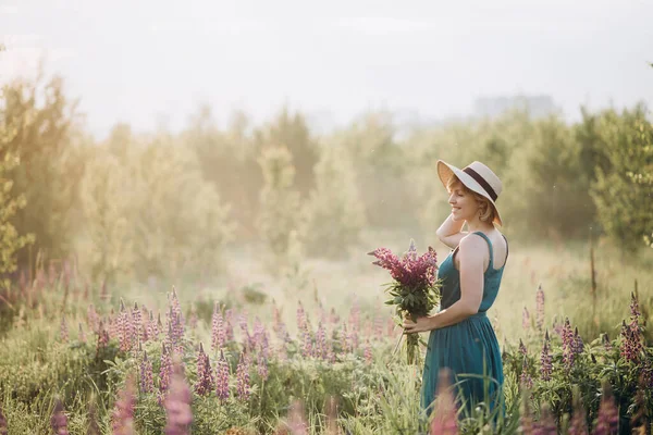 Linda Menina Romântica Loira Vestido Chapéu Campo Com Buquê Flores — Fotografia de Stock