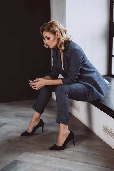 Retrato Una Mujer Negocios Hermosa Confiada Traje Sentado Ventana Marcando — Foto de Stock