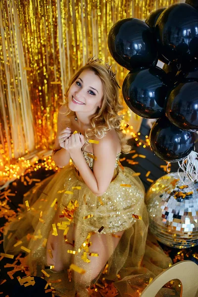 Piękna Młoda Dziewczyna Model Blondynka Uśmiecha Się Eleganckiej Złotej Sukience — Zdjęcie stockowe